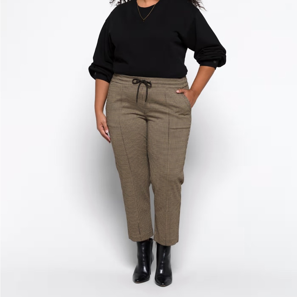 Liverpool Women's Black and Tan Cropped Pants